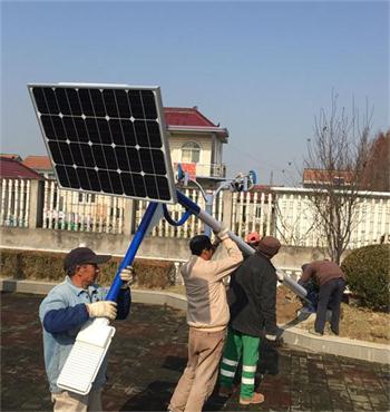 El foco de la depuración rural de la lámpara de calle solar.